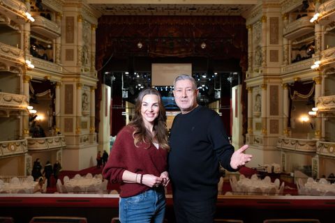 Das Moderatoren-Duo Annika Lau und Joachim Llambi führt durch den diesjährigen Semperopernball. Foto: Sebastian Kahnert/dpa