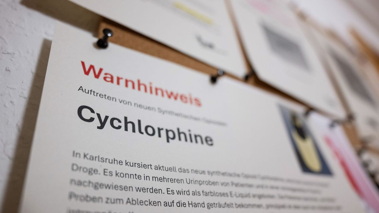In einem Drogenkonsumraum wird vor Cychlorphine gewarnt. Foto: Marijan Murat/dpa