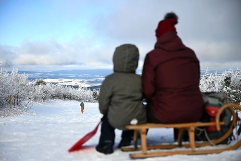 Rodelspaß an Sachsens höchstem Gipfel: Vom Fichtelberg führt eine mehr als 1.700 Meter lange Naturrodelstrecke hinunter nach Obe