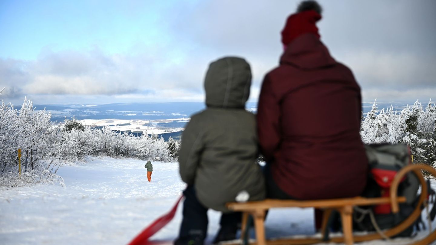Rodelspaß an Sachsens höchstem Gipfel: Vom Fichtelberg führt eine mehr als 1.700 Meter lange Naturrodelstrecke hinunter nach Obe