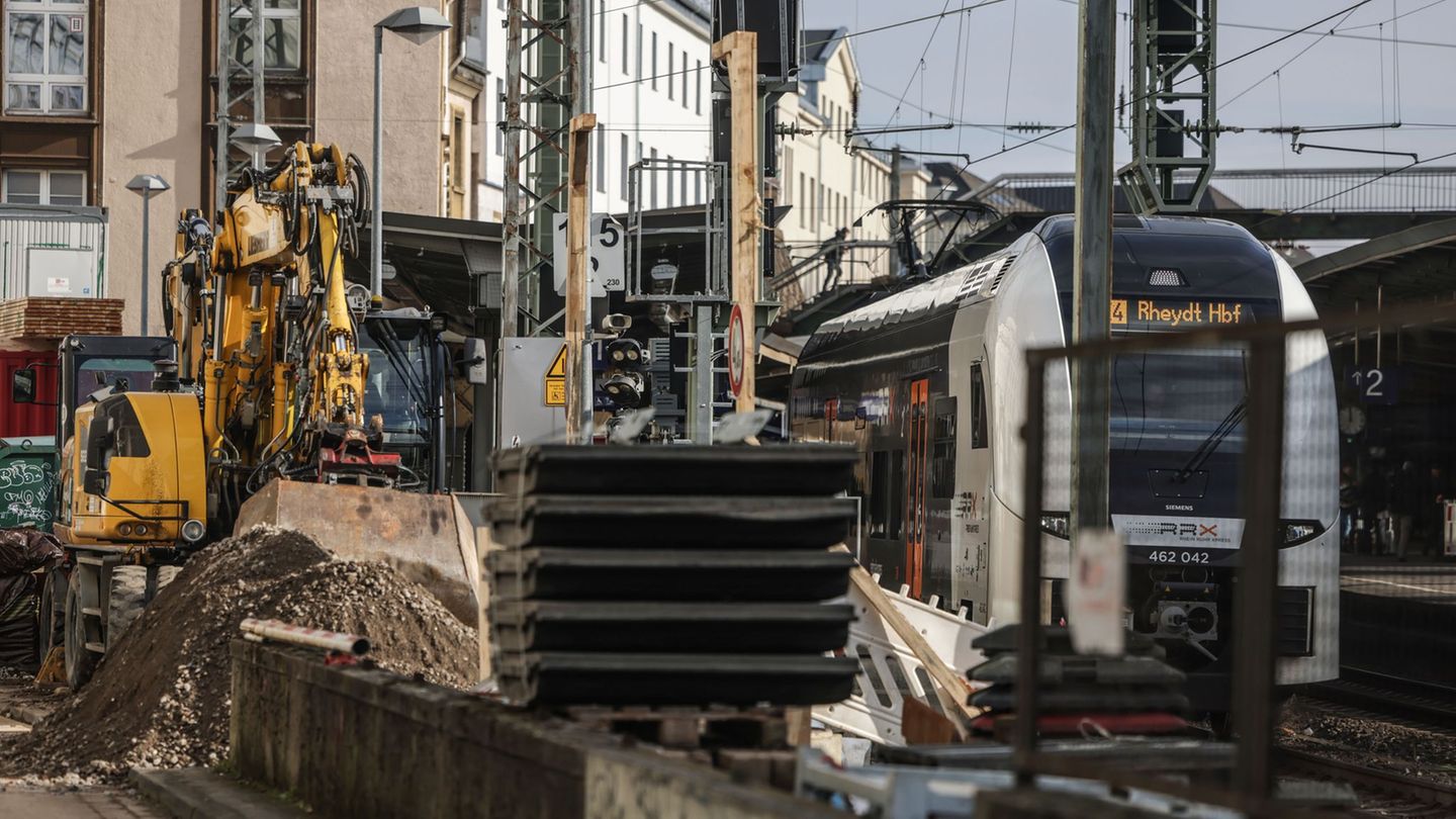 Züge durch Wuppertal werden auch nach der Generalsanierung noch aus alten Stellwerken geleitet. Foto: Oliver Berg/dpa