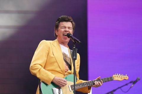 Rick Astley greift gern mal in die Saiten. (Archivbild) Foto: Joe Giddens/PA Wire/dpa