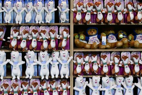 Olympia-Maskottchen Milo und Tina in Geschäft in Mailand