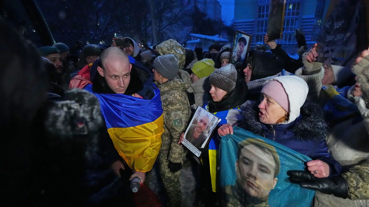 Während der Gespräche in Abu Dhabi tauschten Moskau und Kiew mehr als 300 Gefangene aus. Foto: Sergei Grits/AP/dpa
