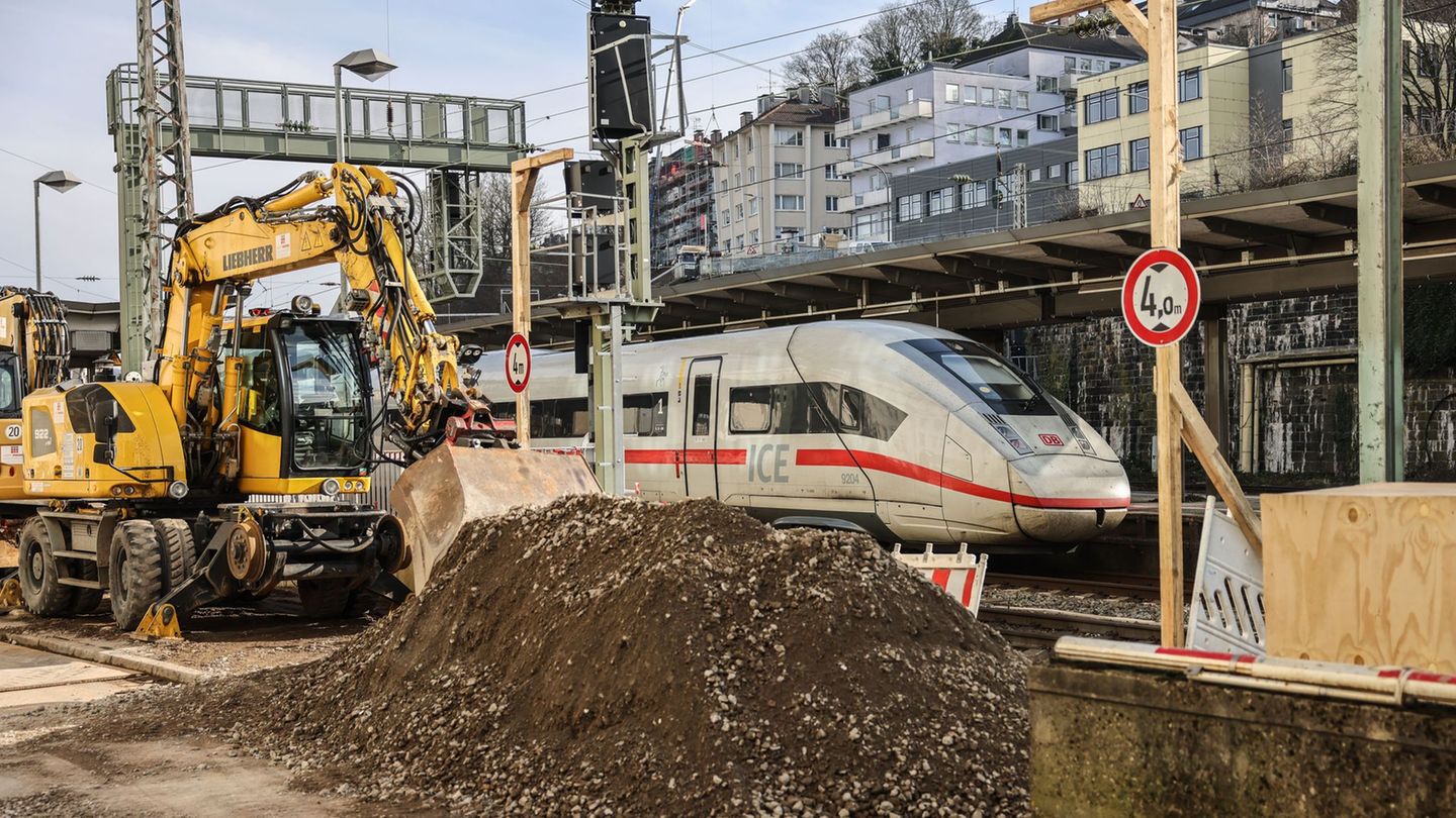 Die Bagger am Wuppertaler Hauptbahnhof stehen schon bereit. Foto: Oliver Berg/dpa