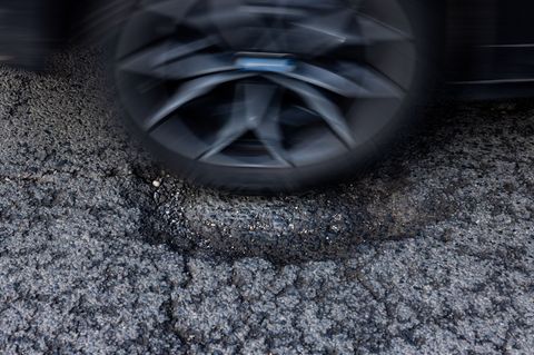 Schlaglöcher können für Rad- und Autofahrer gefährlich sein. Foto: Rolf Vennenbernd/dpa