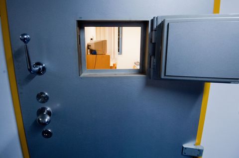 Ein Mann ist in seiner Gefängniszelle der JVA Uelzen gestorben. (Symbolbild) Foto: Julian Stratenschulte/dpa