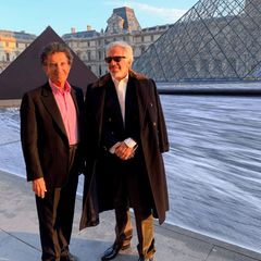 Lächeln vor dem Louvre: Jeffrey Epstein (r.) und der französische Kulturminister Jack Lang in Paris