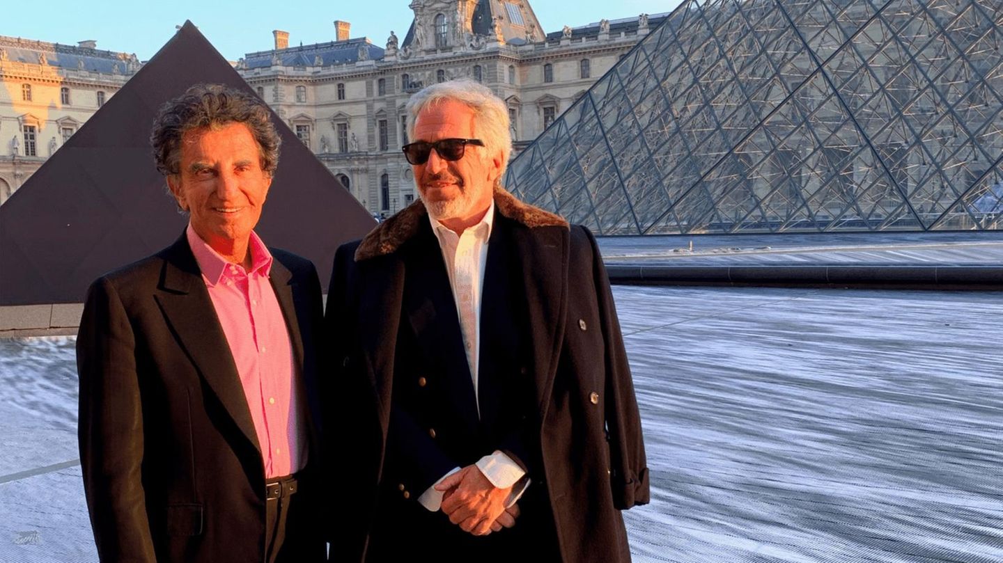 Lächeln vor dem Louvre: Jeffrey Epstein (r.) und der französische Kulturminister Jack Lang in Paris