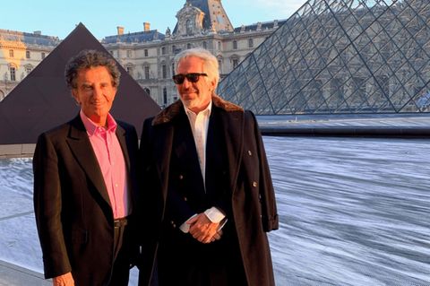 Lächeln vor dem Louvre: Jeffrey Epstein (r.) und der französische Kulturminister Jack Lang in Paris
