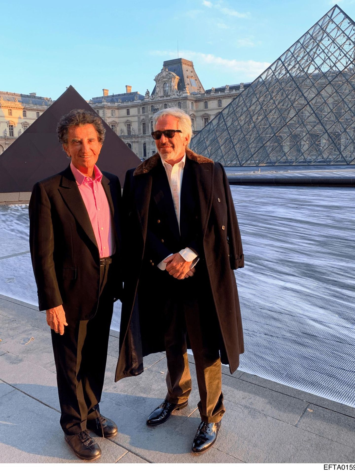 Lächeln vor dem Louvre: Jeffrey Epstein (r.) und der französische Kulturminister Jack Lang in Paris