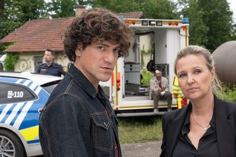 "Die Chefin: Wer bin ich?": Die Polizeikommissare Korbinian Kirchner (Jonathan Hutter, l.) und Vera Lanz (Katharina Böhm, r.)