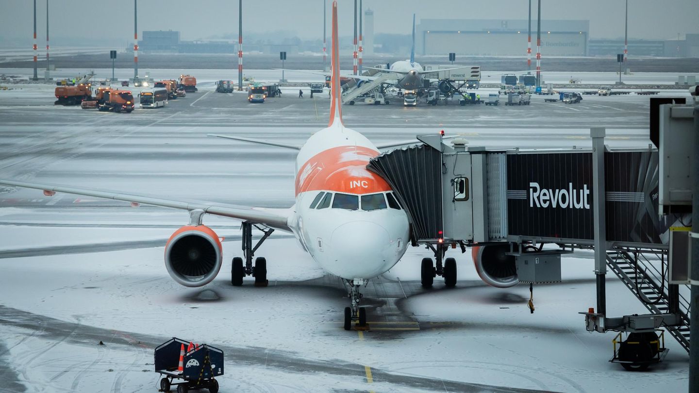 Schnee liegt auf Hauptstadtflughafen BER in Berlin-Schönefeld