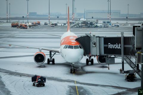 Schnee liegt auf Hauptstadtflughafen BER in Berlin-Schönefeld
