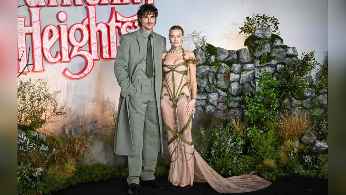 An der Seite von Jacob Elordi posiert Margot Robbie am Donnerstagabend bei der Premiere in London im Korsettkleid mit Haaren.