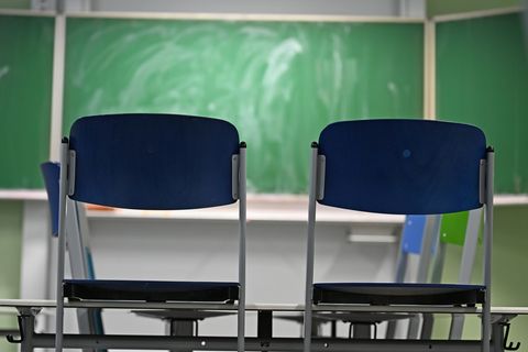 Glatte Straßen im Landkreis Diepholz - dort fällt erneut die Schule aus. (Symbolbild) Foto: Michael Brandt/dpa