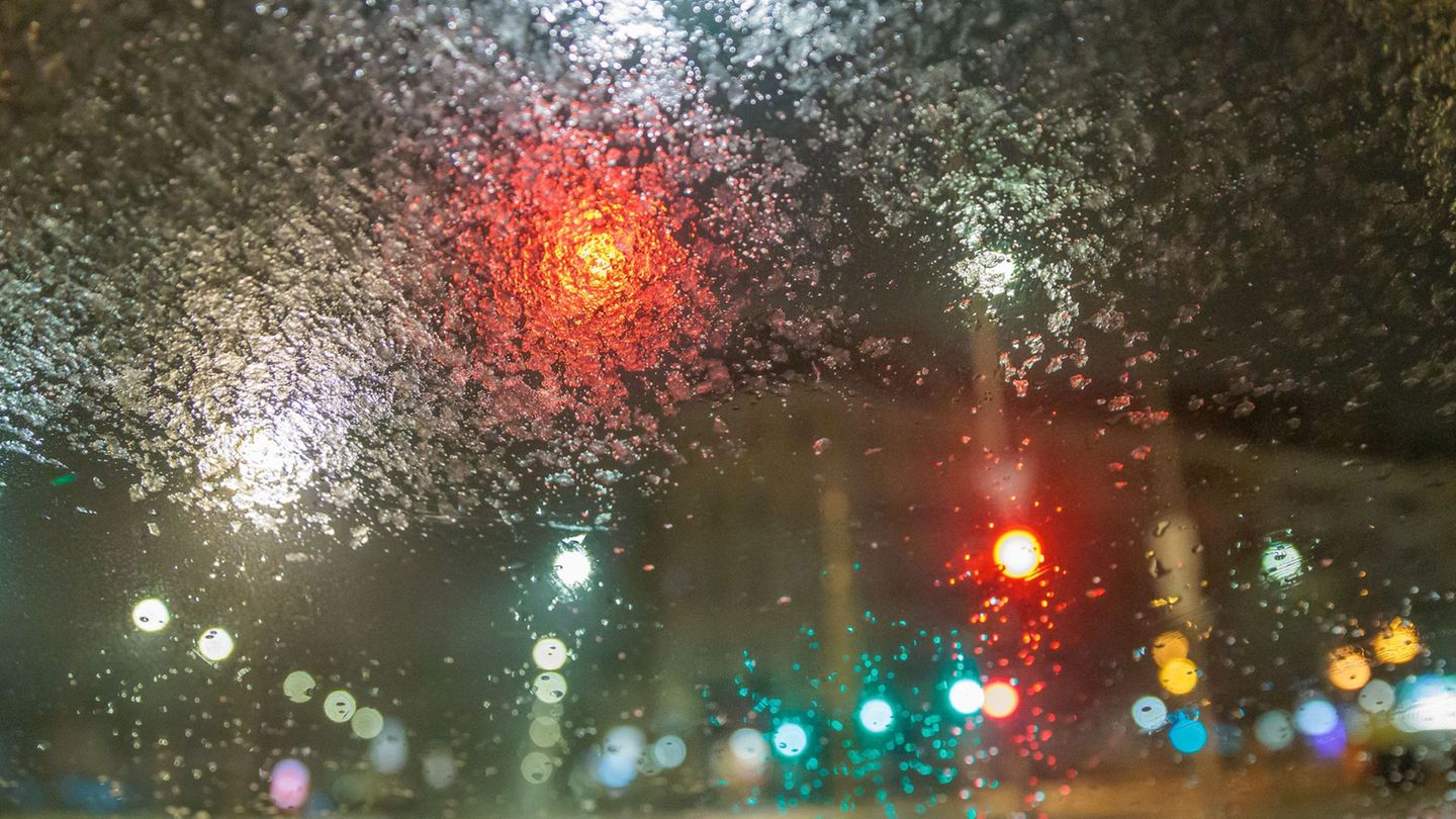 Angenehm ist es auf den Straßen der Hauptstadtregion derzeit nicht. Foto: Carsten Koall/dpa