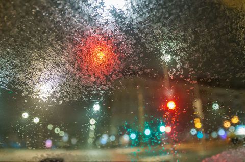 Angenehm ist es auf den Straßen der Hauptstadtregion derzeit nicht. Foto: Carsten Koall/dpa