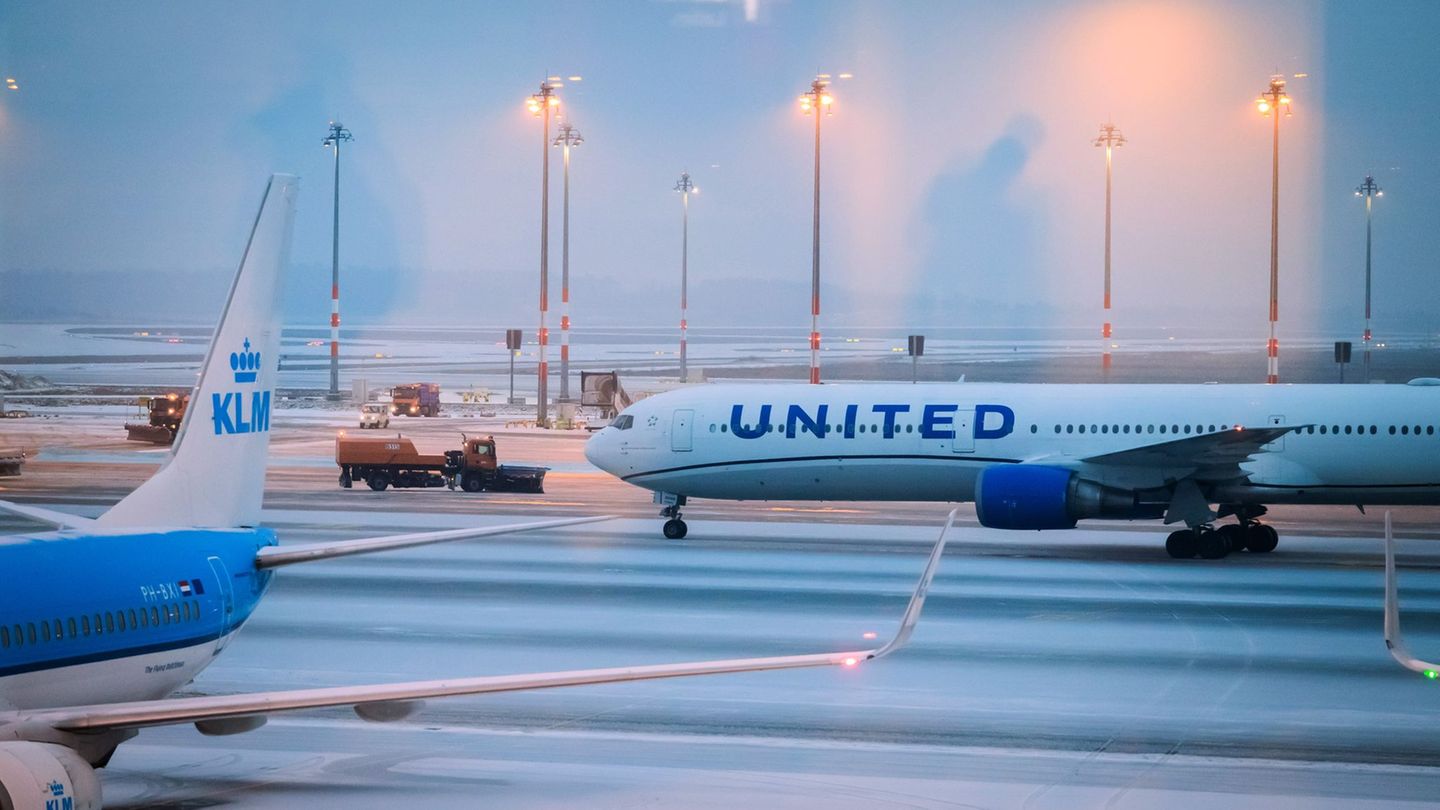 Schon am Donnerstag wurde der Flughafen in Berlin gesperrt. Foto: Christoph Soeder/dpa