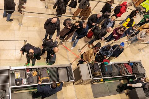 Am Flughafen BER starteten und landeten seit Donnerstagabend keine Maschinen. Foto: Carsten Koall/dpa