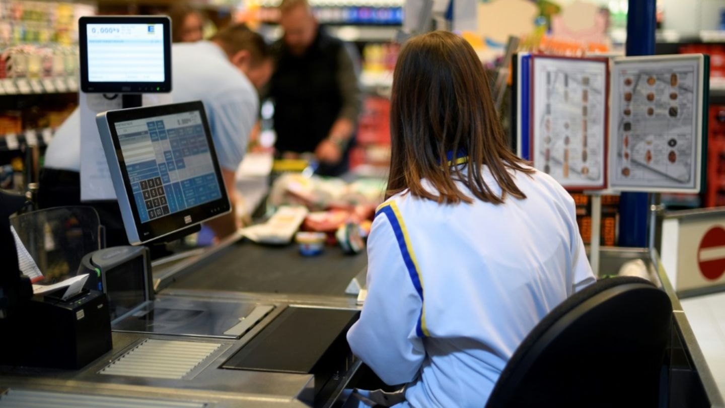 Kassiererin in einem Supermarkt