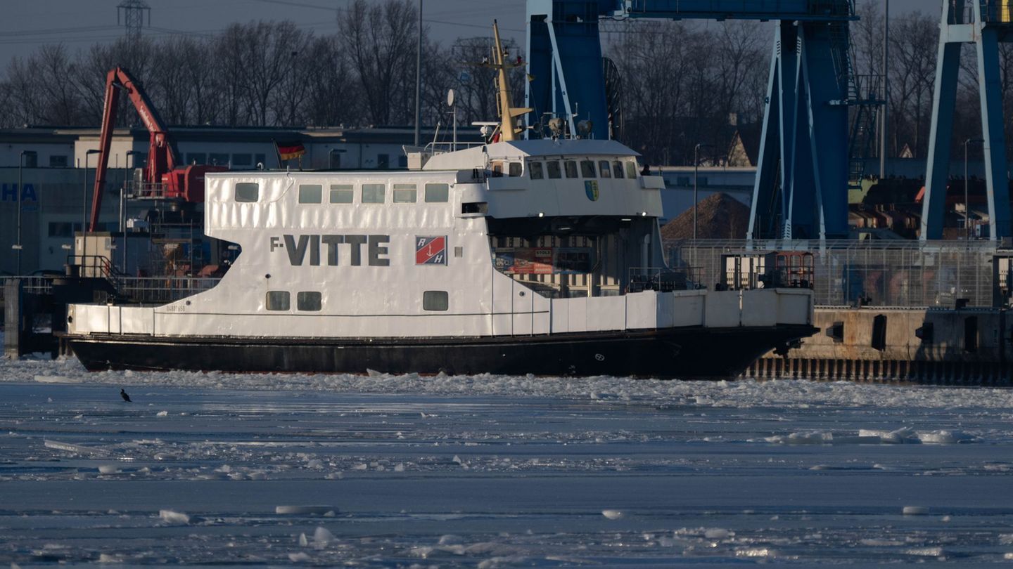 Endlich ist die Fähre "Vitte" wieder auf dem Weg Richtung Hiddensee. (Archivbild) Foto: Stefan Sauer/dpa