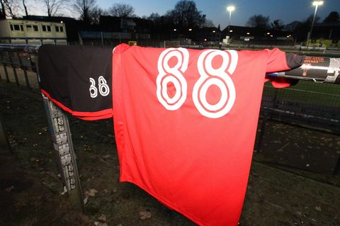 Ein Trikot mit einem verkappten Hitlergruß (88) in einem Hamburger Fußballstadion