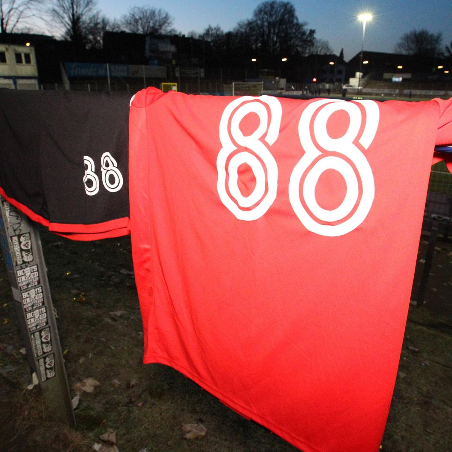 Ein Trikot mit einem verkappten Hitlergruß (88) in einem Hamburger Fußballstadion
