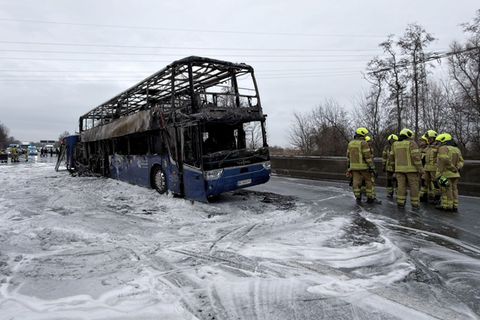 Die Reisenden konnten den Bus rechtzeitig verlassen. Foto: Christoph Reichwein/dpa