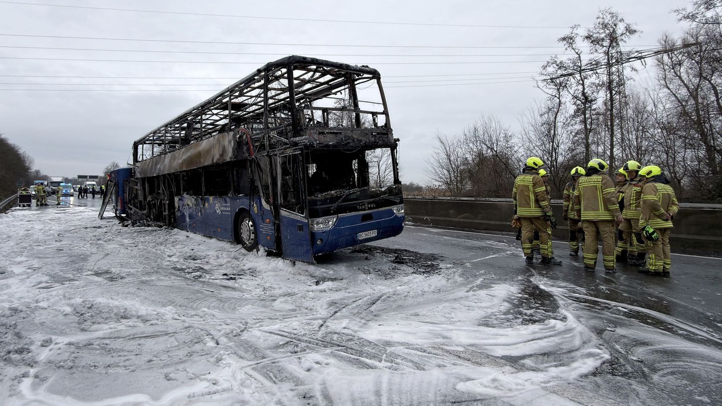 Die Reisenden konnten den Bus rechtzeitig verlassen. Foto: Christoph Reichwein/dpa
