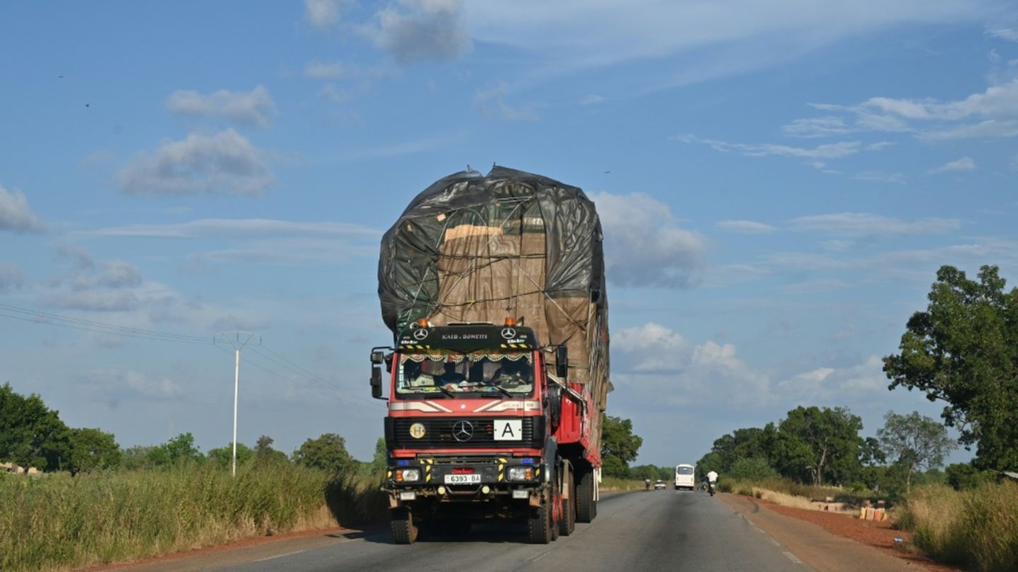 Überladener Lastwagen auf einer Straße