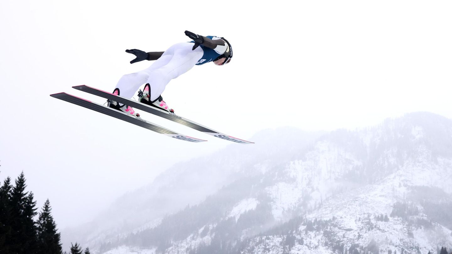 Die slowenische Skispringerin Nika Prevc beim Training