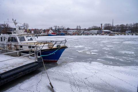 Normalerweise fahren Beschäftigte per Boot von Lauterbach zur Insel Vilm. (Archivbild) Foto: Stefan Sauer/dpa
