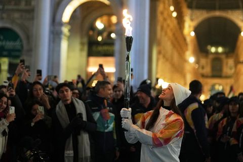 Das olympische Feuer ist bereits in Mailand, Balletttänzerin Nicoletta Manni trägt hier die Fackel. Foto: Francisco Seco/AP/dpa