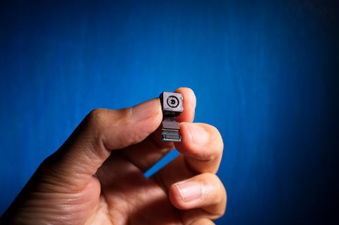 Eine Hand hält eine Mini Kamera.