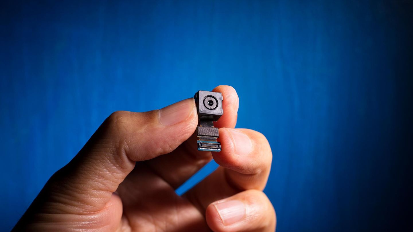 Eine Hand hält eine Mini Kamera.