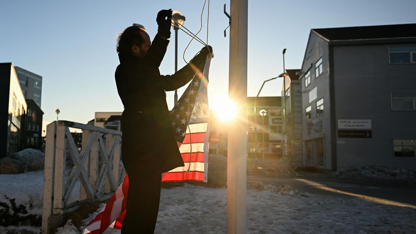 Maxi Schafroth in der Rolle eines arroganten US-Amerikaners, der auf Grönland eine Flagge hisst.