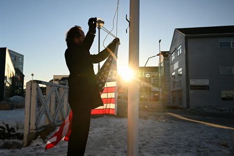Maxi Schafroth in der Rolle eines arroganten US-Amerikaners, der auf Grönland eine Flagge hisst.
