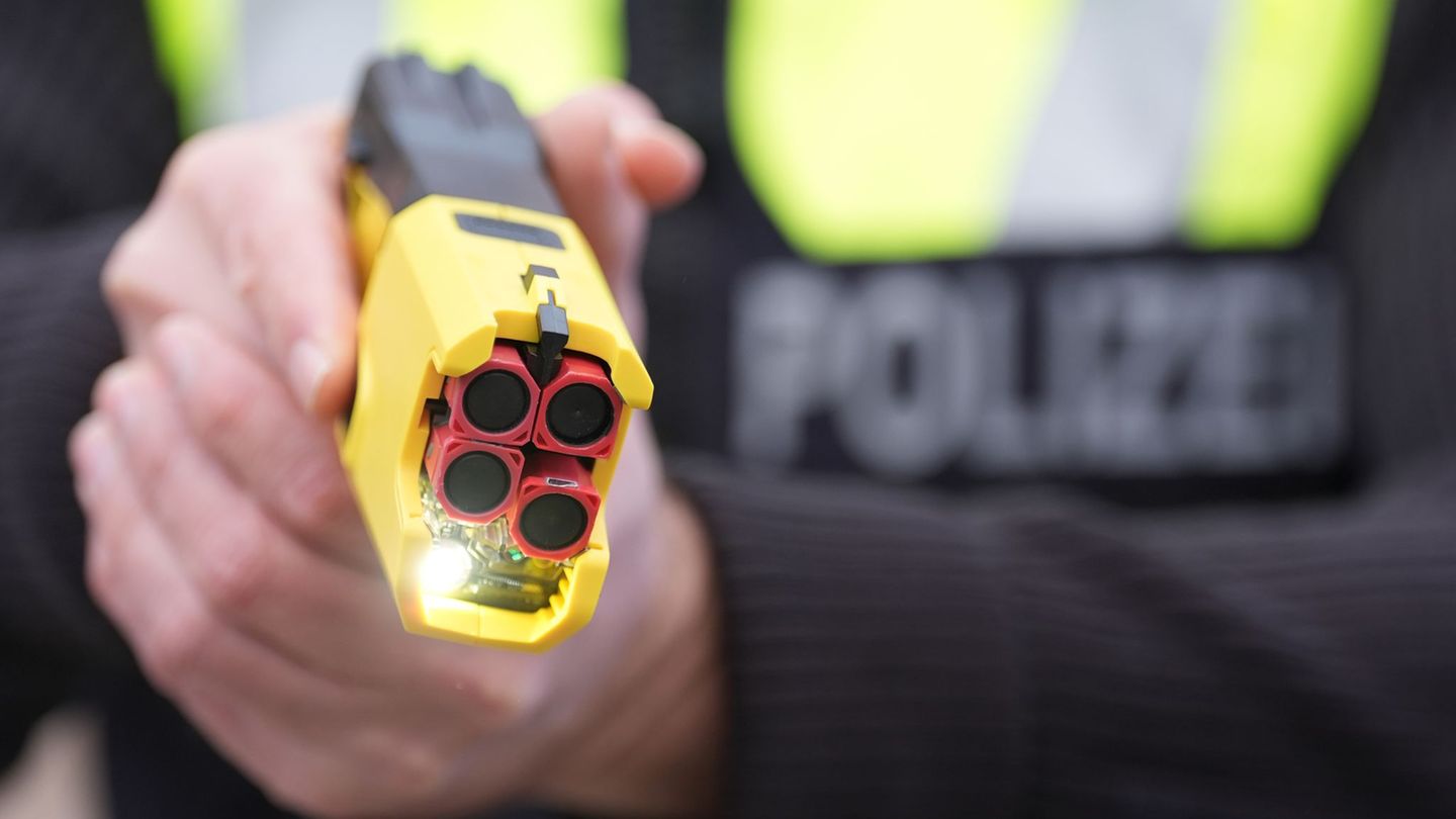 Bei einem Einsatz in Lübeck haben Polizisten einen Taser eingesetzt. (Symbolbild) Foto: Marcus Brandt/dpa