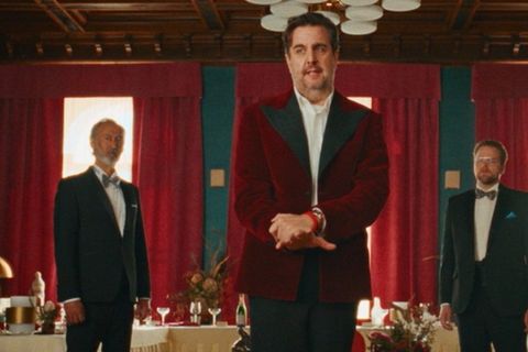 Bastian Pastewka wird in "Fabian und die mörderische Hochzeit" zum glücklosen Trickbetrüger Fabian.