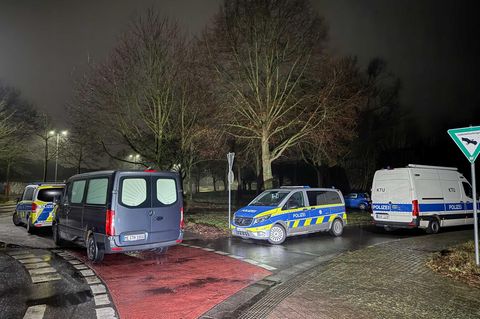 Die Polizei am Leichenfundort, einem See in Dormagen