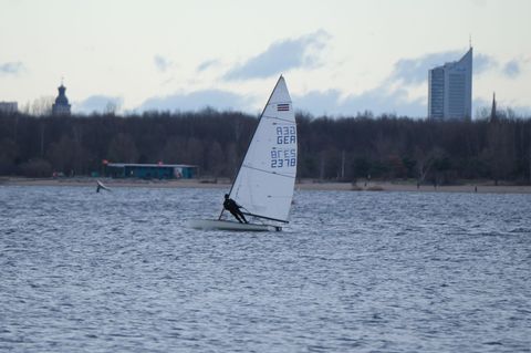 Der Cospudener See bei Leipzig: Wo aktuell vorwiegend Segelboote und Paddler unterwegs sind, sollen bald pauschal auch Motorboot