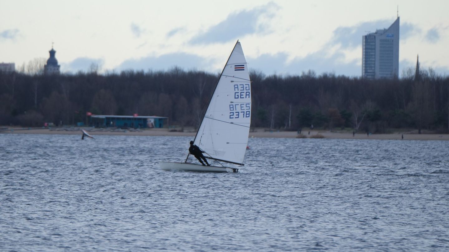 Der Cospudener See bei Leipzig: Wo aktuell vorwiegend Segelboote und Paddler unterwegs sind, sollen bald pauschal auch Motorboot