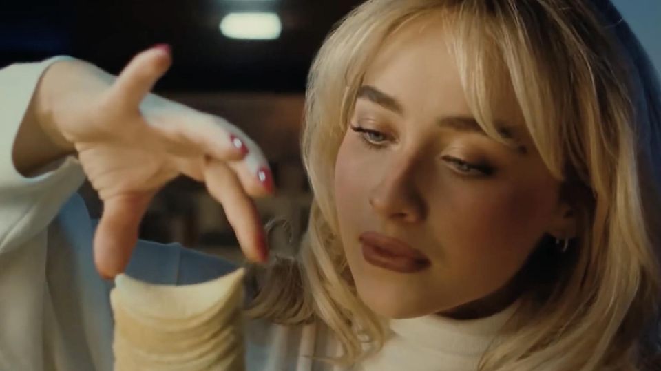 Sabrina Carpenter in einem Werbespot.