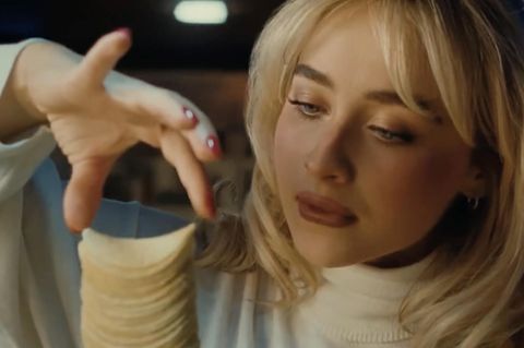 Sabrina Carpenter in einem Werbespot.