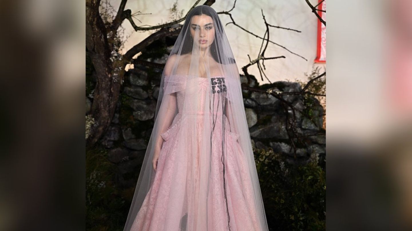 Romantisch, dramatisch, gotisch: Charli xcx bei der UK-Premiere von "Wuthering Heights".