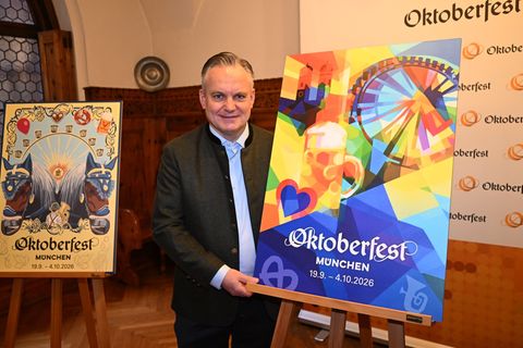 Wiesnchef Christian Scharpf präsentiert das offizielle Motiv zum Oktoberfest 2026. Foto: Felix Hörhager/dpa