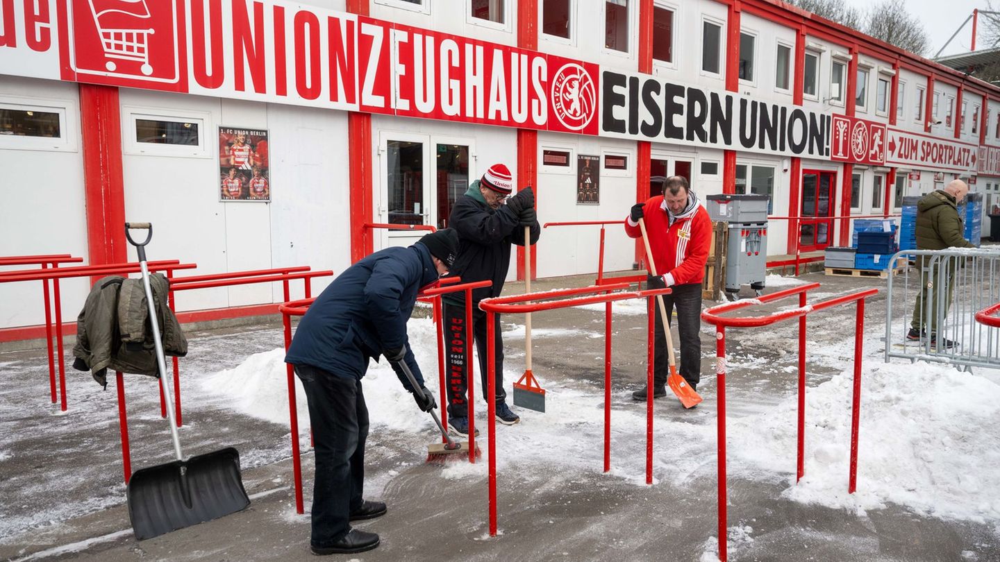 Viel war um das Stadion schon von Eis und Schnee befreit. (Archivbild) Foto: Matthias Koch/dpa