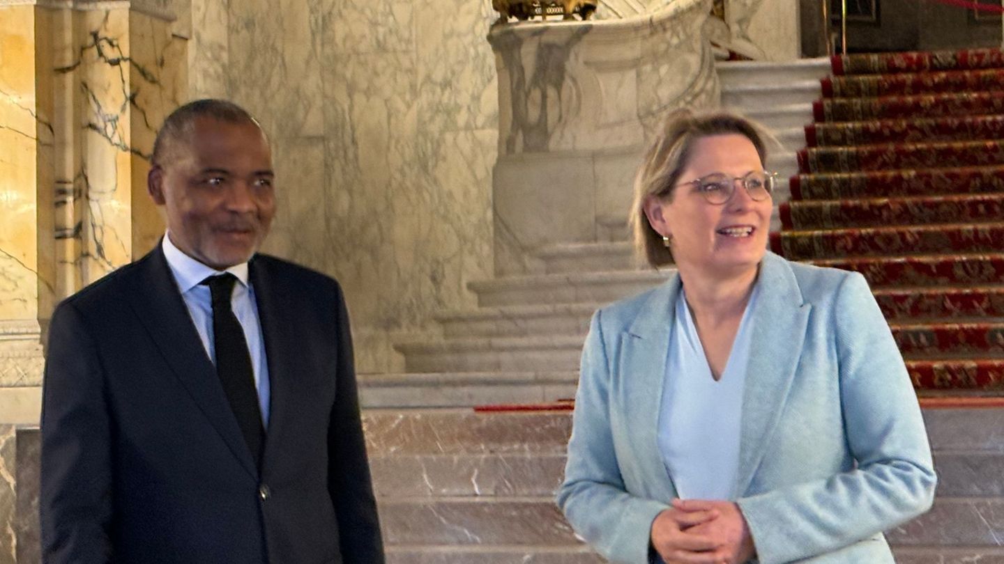 Bundesjustizministerin Stefanie Hubig (SPD) triff den den stellvertretenden Gerichtskanzler des Internationalen Gerichtshofs (IG