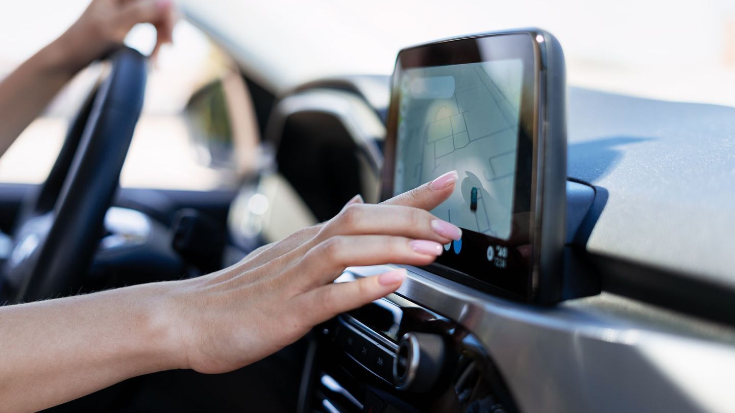 Je nach Hersteller können Navigations- und Infotainment-Dienste im Auto kostenpflichtig werden.